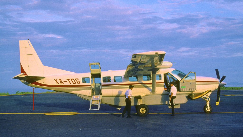 252aa_-_Aerotucán_Cessna_208B_Grand_Caravan;_XA-TDS@PXM;28.7.2003_(6160875320)