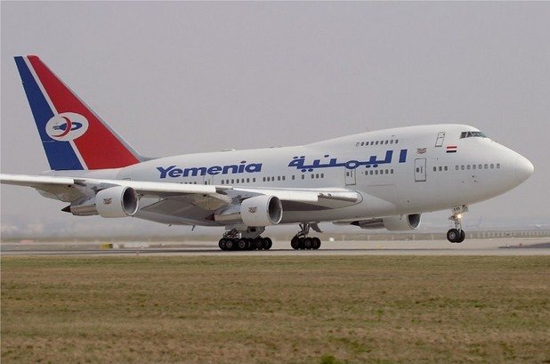 Boeing 747SP, Йемен

Президентът на Йемен разреши изплащането на 300 млн. долара за този Boeing 747SP джъмбо джет, който, за съжаление, претърпя сериозна злополука през лятото на 2015-та. Той излезе от строя след пожар на летище Аден в Йемен. Този инцидент не дойде изненадващо за свикналите на размирици в региона граждани. Въпреки това е малко тъжно, когато подобни  съкровища, от които са останали само 13 (от 45 произведени) завършват бляскавия си живот по подобен начин.