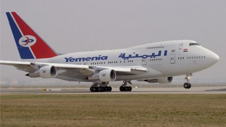 Boeing 747SP, Йемен

Президентът на Йемен разреши изплащането на 300 млн. долара за този Boeing 747SP джъмбо джет, който, за съжаление, претърпя сериозна злополука през лятото на 2015-та. Той излезе от строя след пожар на летище Аден в Йемен. Този инцидент не дойде изненадващо за свикналите на размирици в региона граждани. Въпреки това е малко тъжно, когато подобни  съкровища, от които са останали само 13 (от 45 произведени) завършват бляскавия си живот по подобен начин.