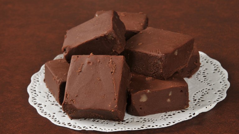 Шоколадов фъджДъвчащ десерт, богат на шоколад – подайте го насам! За фъджа са ни необходими 400 грама хубав и не много сладък млечен шоколад, 400 грама кондензирано мляко, пакетче ванилия и щипка сол. Всичко това се изсипва в огнеупорна купа, разтопява се и се смесва на водна баня – целта ни е да се получи гладка и лъскава смес. 
Изсипваме в подходяща по-дълбока правоъгълна тава и оставяме на хладно място за една нощ или за около 2-3 часа в хладилник. След като е добре изстинал, фъджът лесно се реже на правилни парчета. Съхраняваме задължително на хладно.