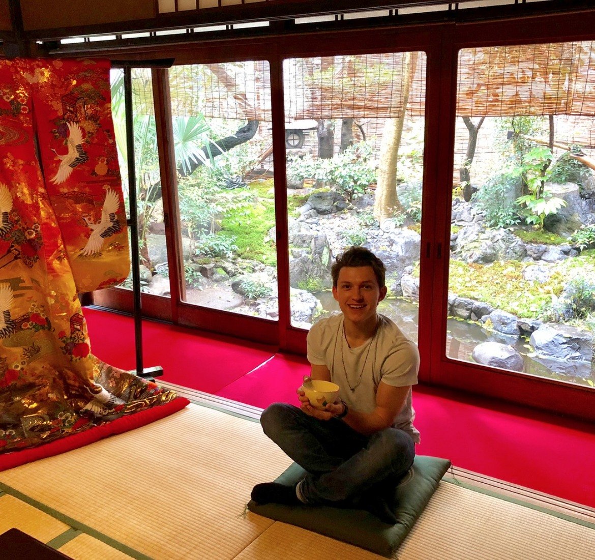  Том Холанд 

За тази снимка Холанд казва, че се радва на чаша чай, сервирана според всички правила на чайната церемония. Той посети Киото в Япония и присъства на автентична чайна церемония, наричана още "чадо".