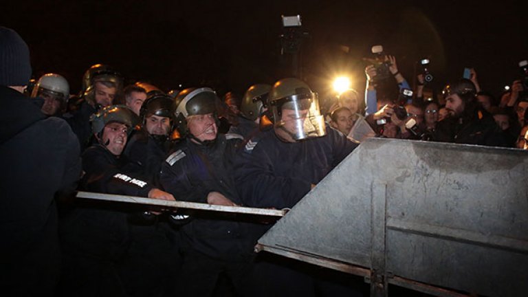 Праз, яйца и тоалетна хартия по парламента