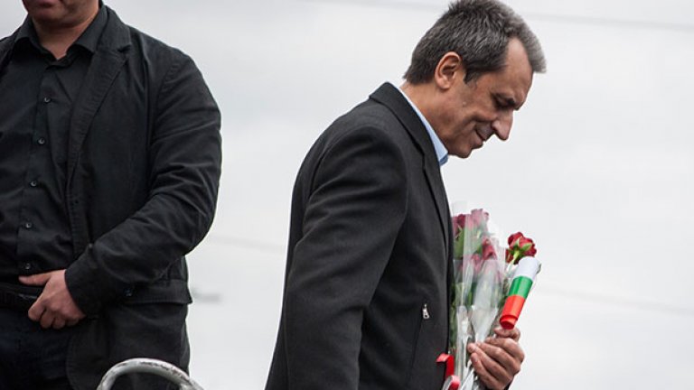 Пламен Орешарски слиза от сцената под бурни аплодисменти.