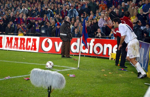 24 ноември 2002 г., Барселона - Реал 0:0И свинска глава по Фиго... Второто завръщане на португалеца като играч на Реал в Каталуня бе прието още по-тежко от първото, близо 2 години по-рано.
Оглушителните освирквания бяха най-малкото, по терена летяха бутилки, мобилни телефони и една свинска глава. Фиго устоя и изигра мача, като дори биеше корнерите близо до феновете на Барса!