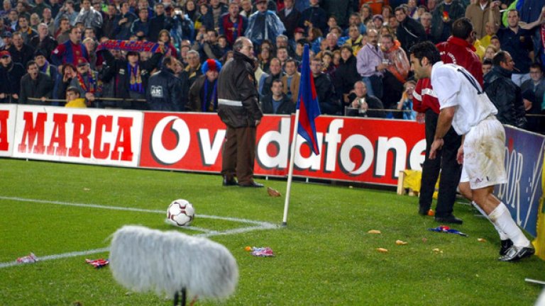 Барселона - Реал, 2002 г.Луиш Фиго се завърна на "Камп ноу" за първи път след скандалния си трансфер в Реал и бе жестоко обиждан и хулен. Каталунците хвърляха по него мобилни телефони, чаши, часовници, дръжки от знамена и чадъри, както и една свинска глава. Но човек трябва да има респект към Фиго, който въпреки обстановката не се поколеба да бие всички корнери за Реал, независимо колко близо трябваше да се доближава до феновете за целта.