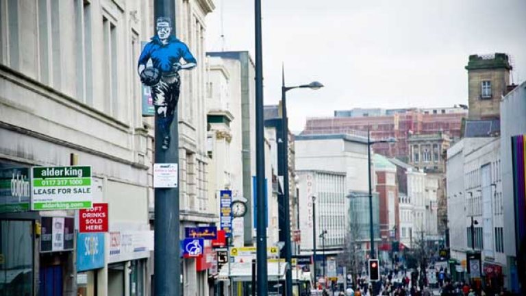 Градът е луд по футбола. Малки статуетки на герои като Дикси Дийн (Евертън) гледат дори от уличните стълбове.