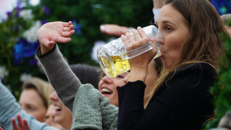 Първият ден на Октоберфест: Тълпи, бира и дъжд (снимки)