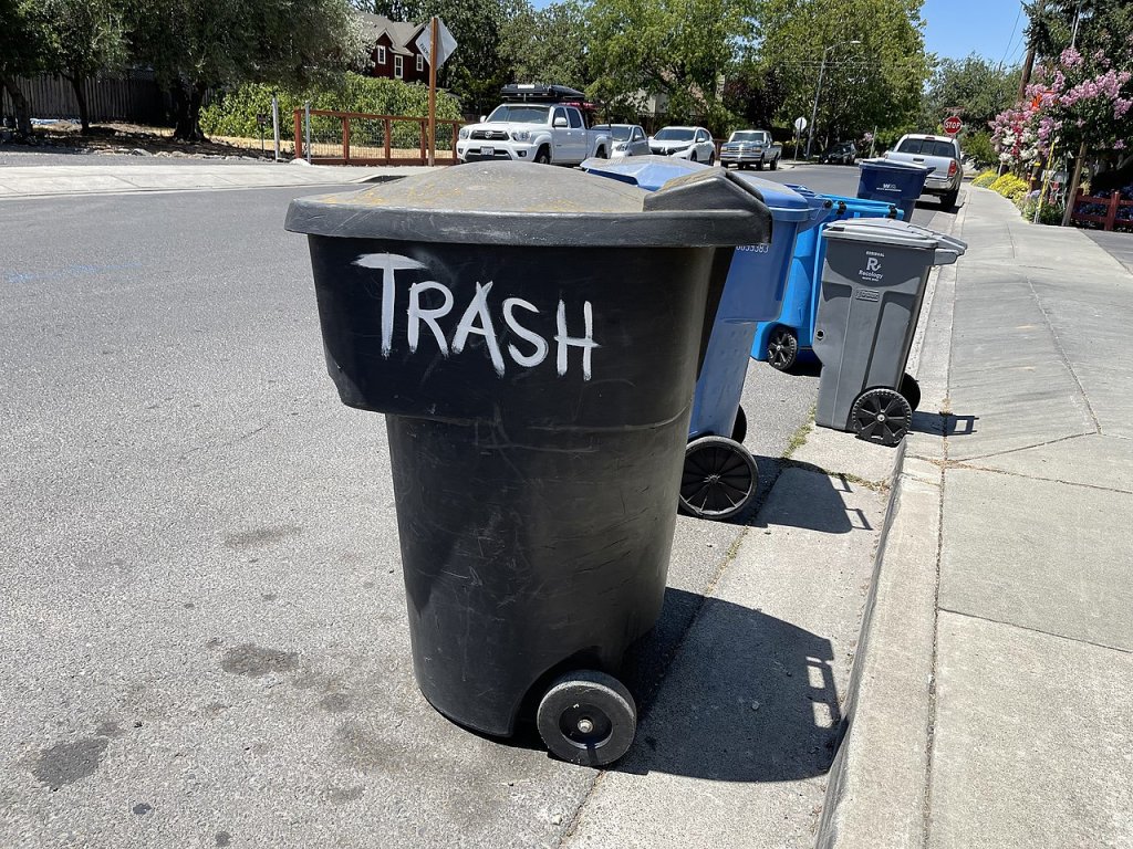 Trash_can_in_Sonoma,_California_-_Sarah_Stierch