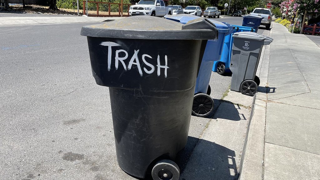 Trash_can_in_Sonoma,_California_-_Sarah_Stierch