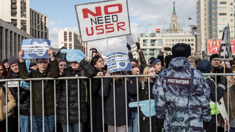 Спорният руски закон за "суверенния интернет" влезе в сила. Как ще се отрази това на потребителите?