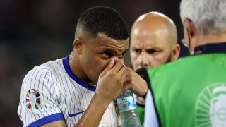 Автогол и окървавен Мбапе в първия мач на Франция