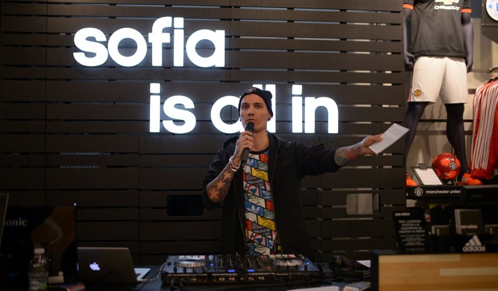 Гостите бяха посрещнати с DJ селекция от Мартен Роберто, който подбра за случая музика на познатите adidas лица – Pharrell Williams, Rita Ora и Kanye West...