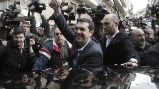 syriza-chef-alexis-tsipras-bei-der-stimmenabgabe-