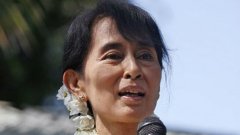 Аун Сан Су Чи е лидер на партия "Национална лига за демокрация"