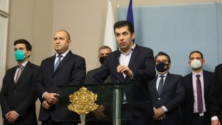 Петков коментира, че използването на военна сила срещу суверенна държава е неприемливо в 21 век