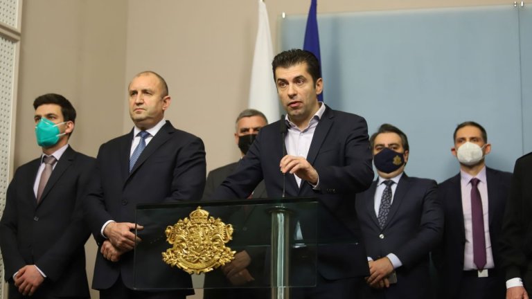 Петков коментира, че използването на военна сила срещу суверенна държава е неприемливо в 21 век