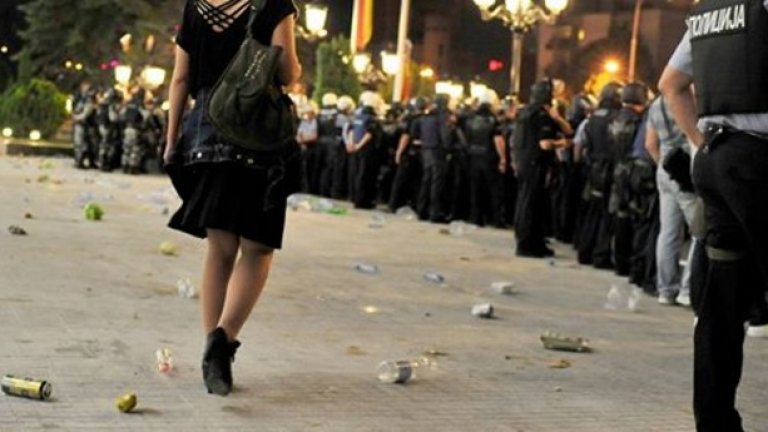Над 30 полицаи бяха ранени при безредиците в македонската столица