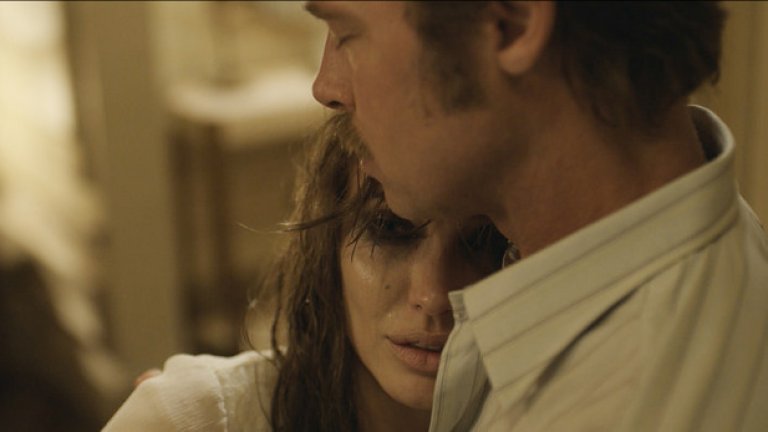 By the Sea
Премиера за САЩ: 13 ноември
Брад Пит и Анджелина Джоли отново са в един и същи филм след „Мистър и мисис Смит”, което е достатъчно, за да предизвика многомилионно вълнение. Този път обаче става въпрос за семейна драма, написана и режисирана от Джоли, която все повече се налага като автор след миналогодишния си филм „Несломим”. 
Тук двете звезди играят обикновени хора, чийто брак се разпада. Те са все по-отчуждени един от друг и когато отпътуват заедно на едно изолирано място, се оказват все по-близки с неговите обитатели – в сюжет, който на моменти шокиращо напомня българския „Островът” на Камен Калев.