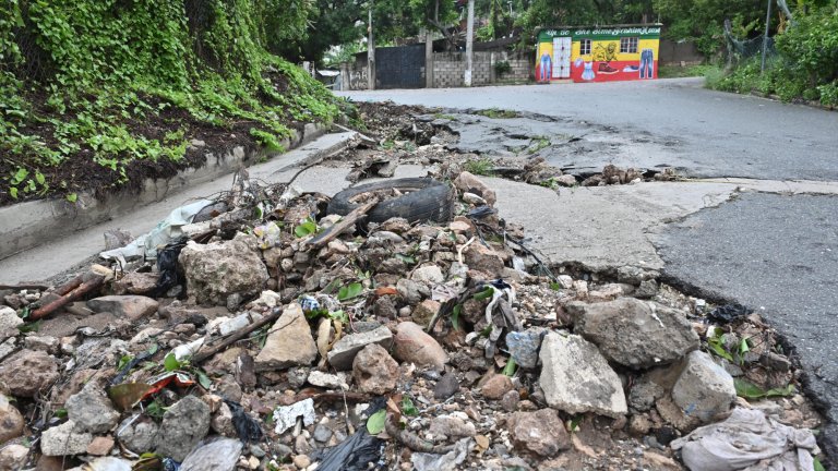 Ураганът "Мелиса" удари Ямайка с ветрове от близо 300 км/ч, следва Куба