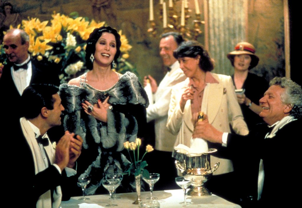 \"Чай с Мусолини\" (Tea with Mussolini, 1999)
Филм, който прелива от актьори звезди под режисурата на известния Франко Дзефирели. Действието се развива във Флоренция по време на възхода на фашизма и виждаме реалността, в която живеят група от британс