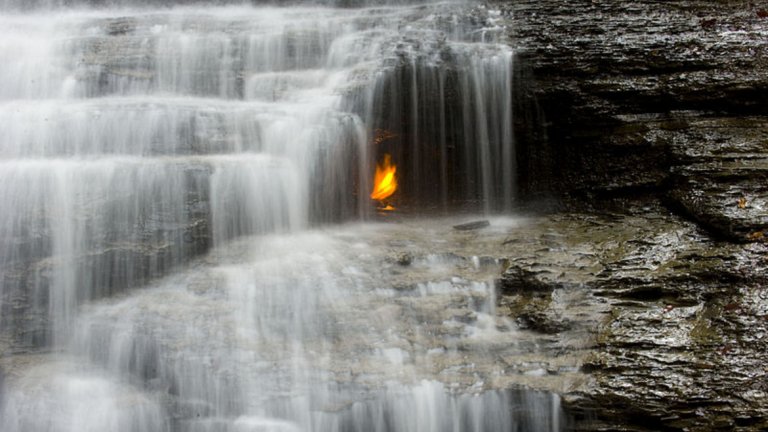 В парка "Орчард" в щата Ню Йорк има пещера зад малкия водопад. Зад водоскока се виждат мистериозно изглеждащи пламъци, които дават и името на водопада – "Водопад на вечния пламък". 

Оказва се, че в пещерата има пукнатина, която позволява през нея да изтичат природни газове. Понякога огънят изгасва, но преминаващите туристи го запалват отново. Въпреки че това е красива гледка, не е добра идея огънят да се пали по този начин.

Преди местните хора са вярвали, че пещерата е вход към отвъдното заради пламъците, които проблясват зад водата.