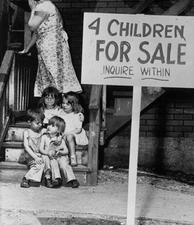 Майка крие лицето си от срам, след като е изложила децата си за продан, Чикаго, 1948 г.


