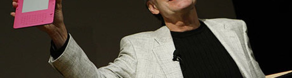 Stephen-King--with-Kindle-001