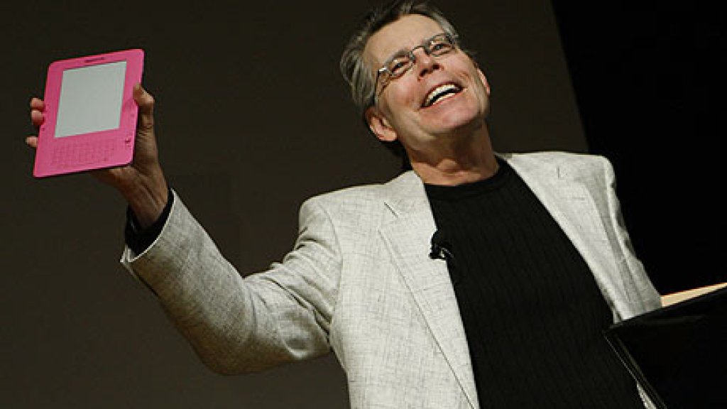 Stephen-King--with-Kindle-001