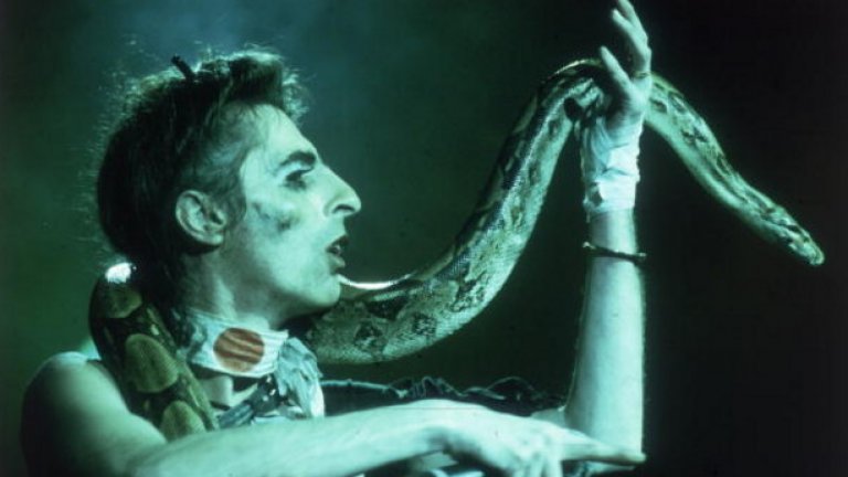 Alice Cooper - "School's Out"
Учители, директори, родители опитват да спрат парчето, защото разваля дисциплината в училище. Каква по-добра причина да се превърне във вечен летен хит?