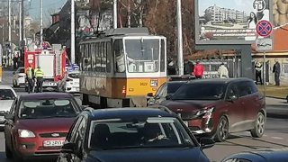Човешката интуиция подсказва, че да се хвърлиш с кола под трамвая не е добра идея