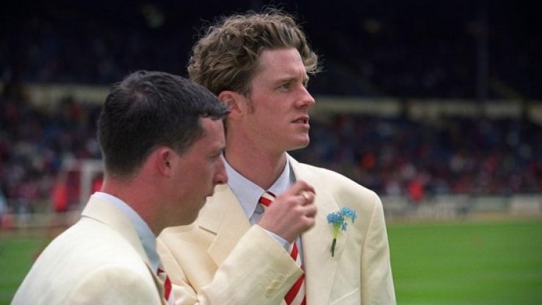 1996 г., Юнайтед - Ливърпул 1:0. Кантона! Той вкара три минути преди края на финала за Купата на ФА на "Уембли" и донесе трофея за Юнайтед. Но двубоят остава паметен и с шокиращите костюми в цвят екрю, с които Ливърпул се появи преди мача на терена на митичния стадион...