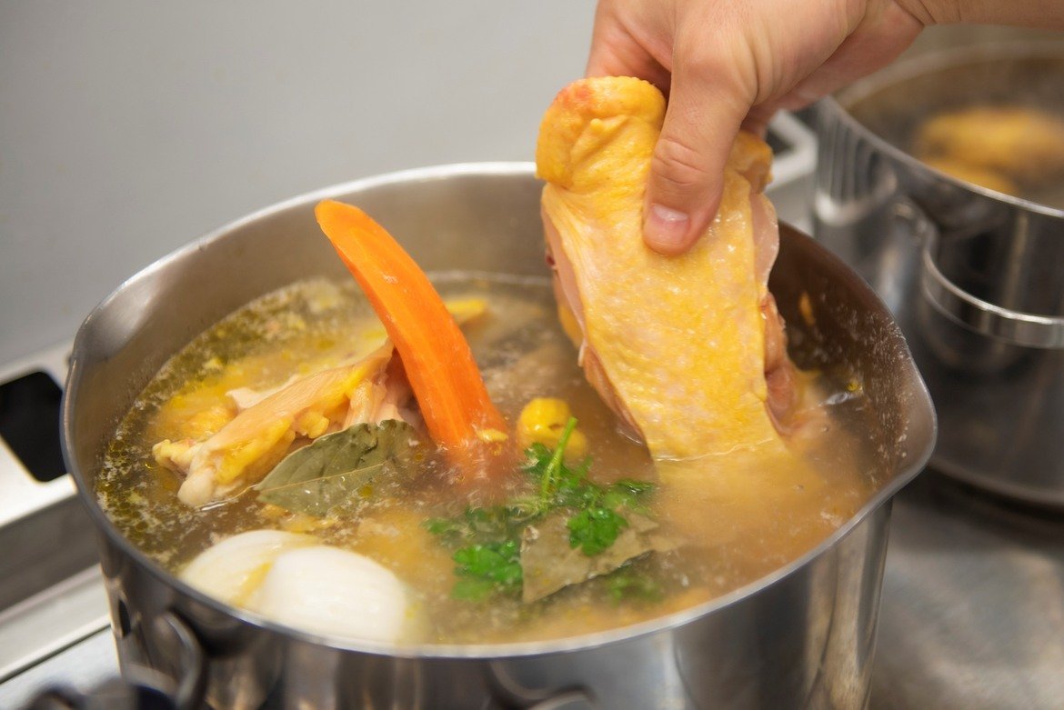 Начин на приготвяне:

1. Пилето се разделя на основните му части. За тази рецепта може да използвате:

Месо от бут с кожа;
Кълките с кожа;
Гърди с кожа;
Крилата.
Слагаме всички части на пилето в тенджера със студена вода, един лук, разделен на 2, един цял морков, малко сол, дафинов лист, черен пипер на зърна, магданозени дръжки, малко мащерка и оставяме на ври на среда температура около 1 час.