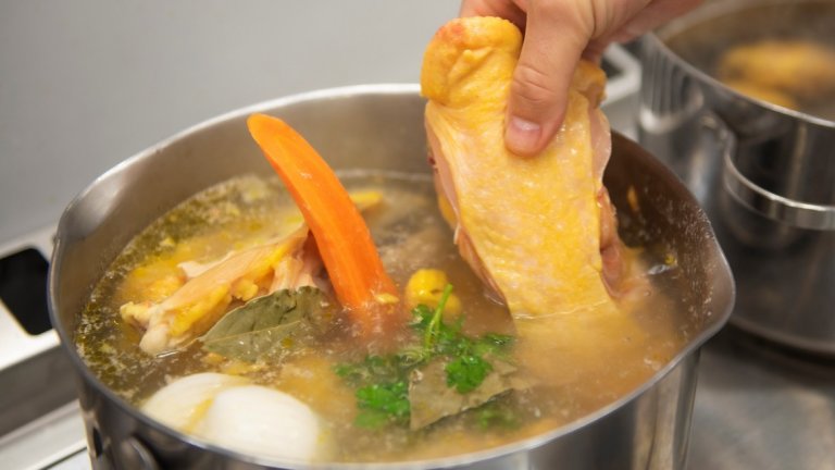 Начин на приготвяне:

1. Пилето се разделя на основните му части. За тази рецепта може да използвате:

Месо от бут с кожа;
Кълките с кожа;
Гърди с кожа;
Крилата.
Слагаме всички части на пилето в тенджера със студена вода, един лук, разделен на 2, един цял морков, малко сол, дафинов лист, черен пипер на зърна, магданозени дръжки, малко мащерка и оставяме на ври на среда температура около 1 час.