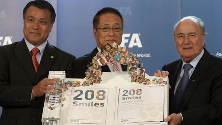 Японците представят кандидатурата си на президента на ФИФА Сеп Блатер (вдясно)