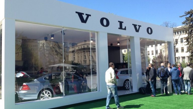 Двата автомобила могат да се видят до събота вечер