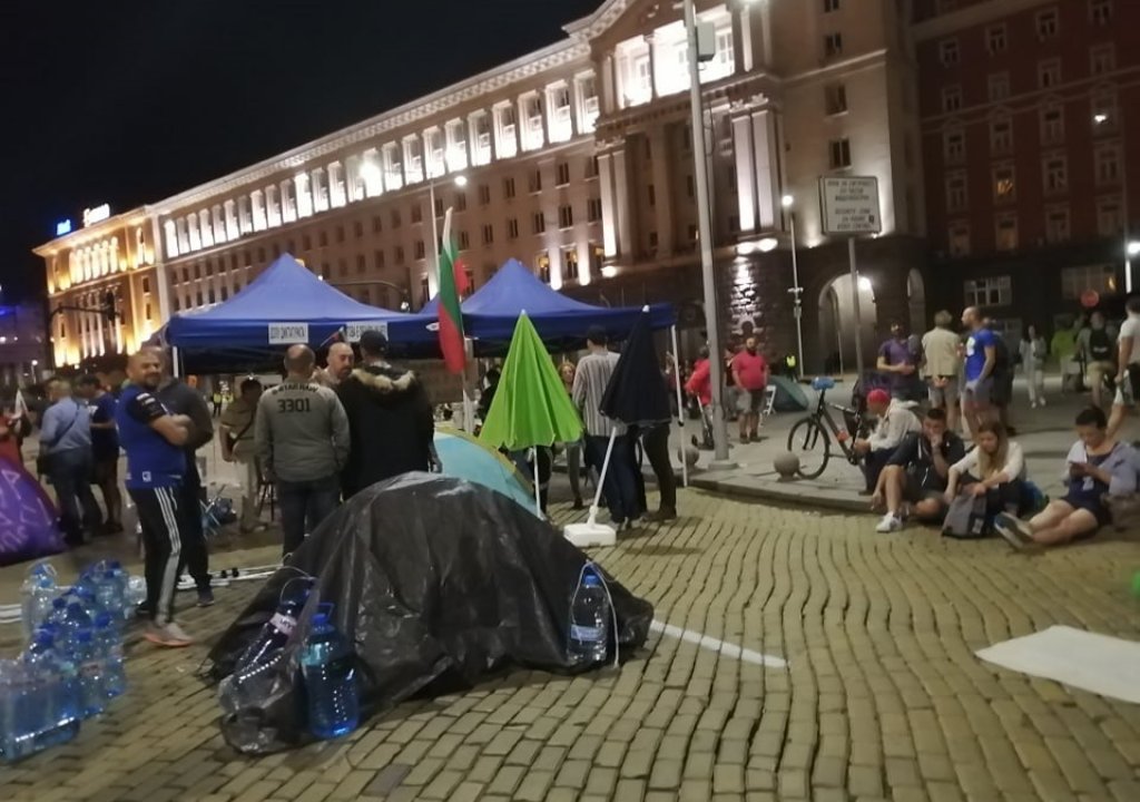Нова блокада на Орлов мост, протестиращите пак строят палатков лагер