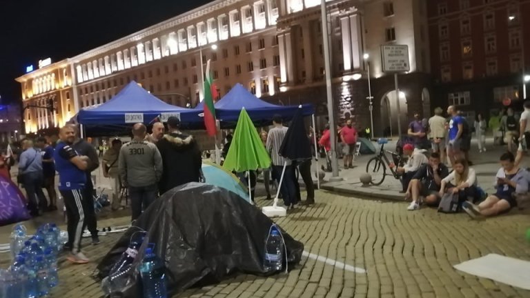 Нова блокада на Орлов мост, протестиращите пак строят палатков лагер