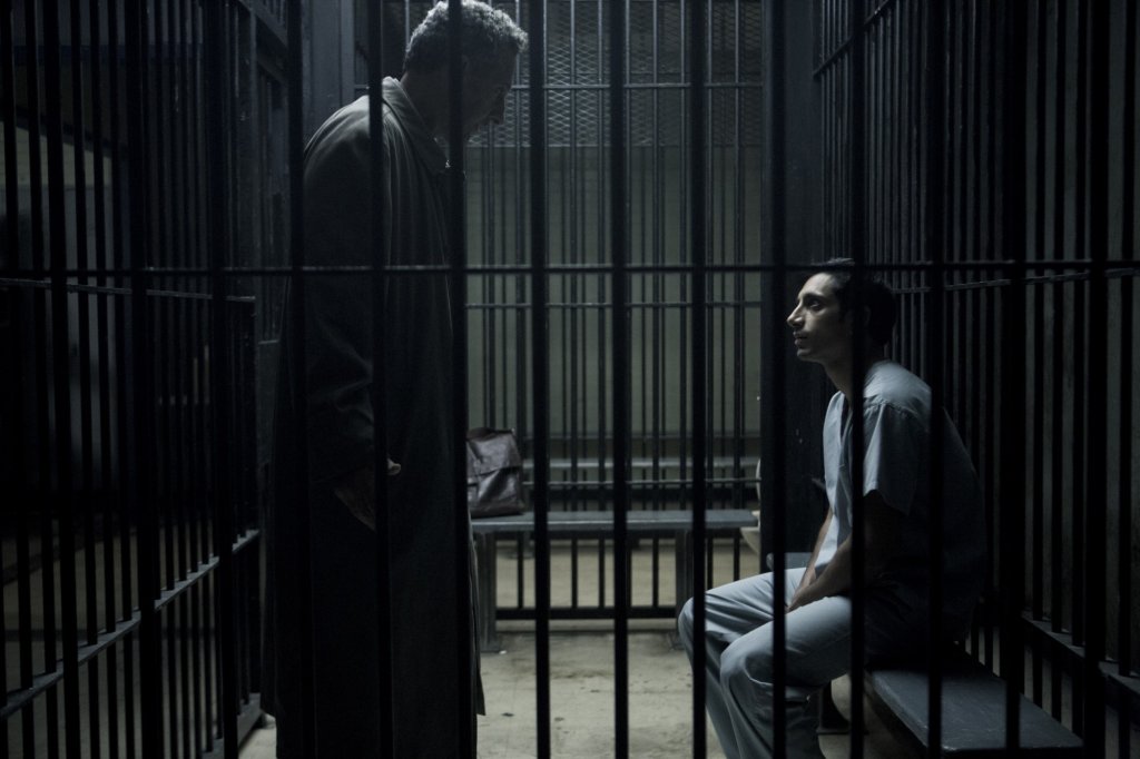 Зловеща нощ 
The Night of е най-новото, едносезонно шоу на НВО, което предлага всичко, от което един фен на криминалните и мрачни мистерии се нуждае. В него има кърваво убийство, странни обстоятелства, младо момче, което не помни нищо и нахъсан адвок