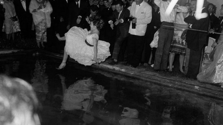 Актриса скача в басейн по време на фестивално парти