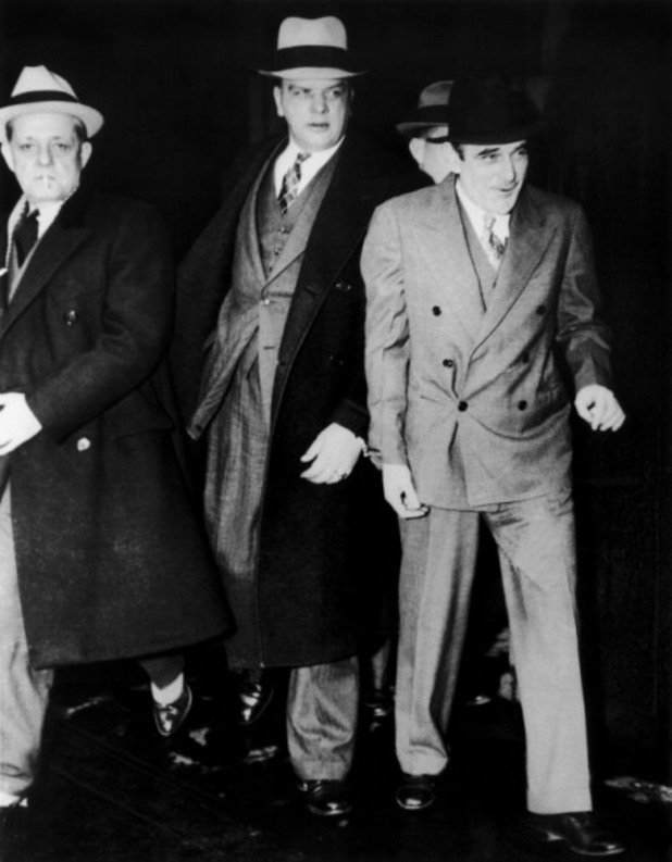 Престъпникът Виктор Лустиг на път за Алкатраз, септември, 1935 година