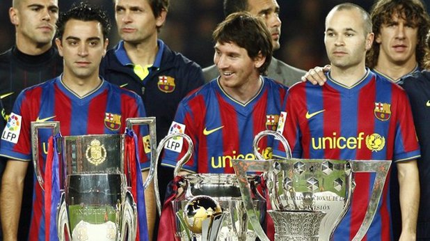 През 2009-а Барселона обра и шестте купи, за които се бори - дубъл в Испания, Шампионска лига, Суперкупа на Испания и Европа, Световно клубно първенство. В сърцето на триумфа, разбира се, бе Меси.