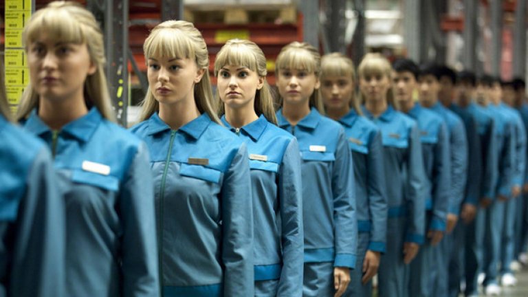 Humans – AMC
Премиера на 28 юни
Проектът Humans има малко необичайна история. Той е създаден като копродукция между игралната конзола Xbox в Щатите и Channel 4 във Великобритания, а AMC се намеси, когато Microsoft затвори програмното студио на Xbox.
Сериалът е с участието на Уилям Хърт и се развива в паралелно настояще, в което задължителният уред за всяко домакинство е усъвършенстван робот-прислужник, зловещо приличащ на човек. Естествено, с развитието на сюжета границата между човек и машина се размиват...