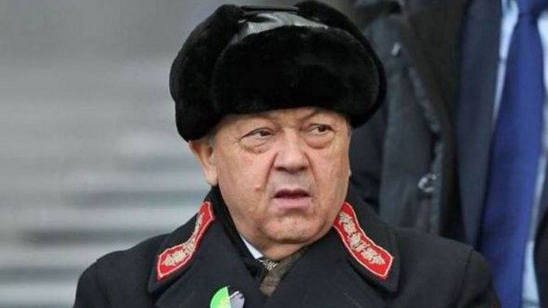 Другарят Сталин от Уест Хeм
Съсобственикът на английския Уест Хeм Дейвид Съливан също е странна птица. Често може да бъде видян в костюми, кройка от соц времената, и ушанка като другаря Сталин. 
Бивш притежател на Бирмингам, Съливан се оказа способен да обещае на феновете спечелването на Шампионската лига. Днес те го обвиняват в идиотско управление заедно със съдружника му Дейвид Голд. Съвсем наскоро разгневените запалянковци нахлуха на терена на "Лондон стейдиъм" при загубата от Бърнли. Някои от тях тръгнаха и към официалната ложа, за да се разправят с босовете, които бяха изведени с охрана.
Все пак Дейвид Съливан е добър човек, като се има предвид, че се явява един от най-големите дарители за борба с рака на простатата, както и на тръста за лечение на рак при тийнеджъри. А при завръщането на Уест Хeм във Висшата лига през 2012 г. направи щедро дарение за децата аутисти.