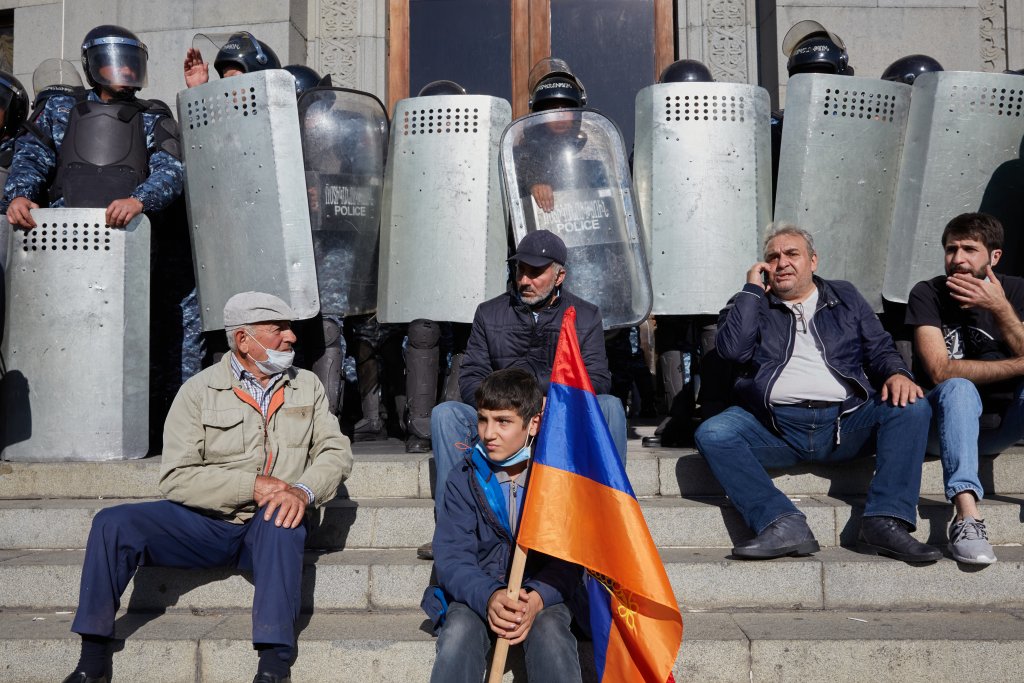 Протестиращи срещу арменския премиер нахлуха в министерство