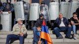Протестиращите искат оставката на премиера Никол Пашинян заради политиката му спрямо Азербайджан