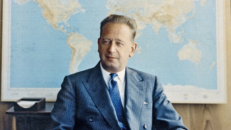 9. Смъртта на Даг Хамаршелд
На 18 септември 1961 г. тогавашният генерален секретар на ООН Даг Хамаршелд загива при самолетна катастрофа в Замбия. Пътническият DC-6 в който пътува той се разбива при опит за нощно кацане в Ндола.
Официалното заключение е, че екипажът е разбил самолета при лош заход за приземяване. Има много индикации, че нещата около катастрофата не са чак толкова прозаични. Въпреки че всички 16 души на борда на самолета загиват, един от тях остава жив няколко дни и дава показания за експлозии преди катастрофата.
Спасителната операция се забавя много, според някои умишено, а аутопсията на Хамаршелд показва, че той е оцелял първоначалния сблъсък със земята. Има съмнения, че пътническият самолет е бил атакуван от изтребител на непризнатата държава Катанга, като се твърди, че разговорите между изтребителя и командния му център са били записани от разузнаването на САЩ.
Хамаршелд загива по време на кризата в Конго, в която са забъркани повечето велики сили от времето на Студената война. Имало е ясни заплахи за живота му, но до днес няма точен отговор дали има конспирация в смъртта му.