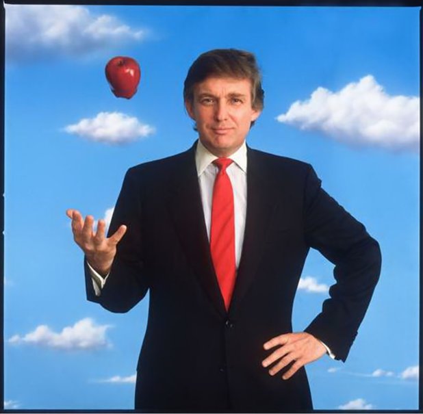 Снимката е направена през 1989 г. от фотографа Майкъл О'Брайън, като показва как Доналд Тръмп подхвърля ябълка в ръката си. Символът е препратка към кариерата му в бизнеса с недвижими имоти в родния му Ню Йорк - т.нар. "Голяма ябълка".

