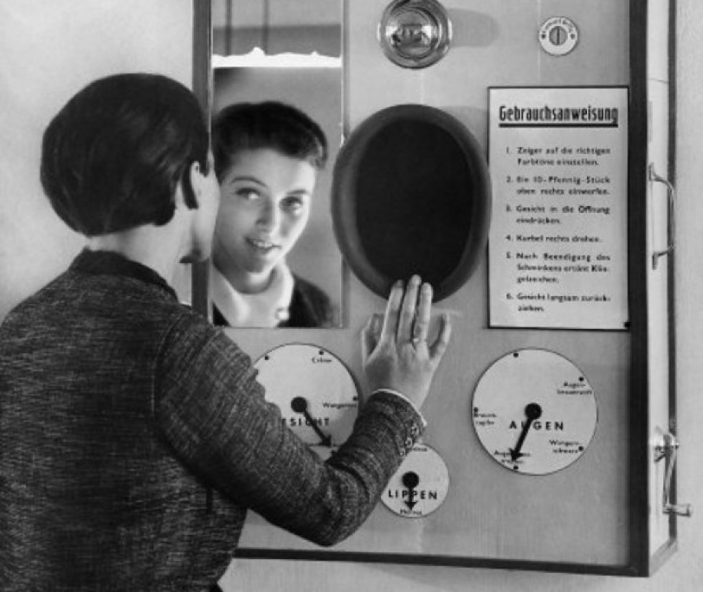Гримирай ме нежно

Този автомат за грим от 1931 г. предполага доста сериозно доверие в техниката. Какво представлява машината: първо се определят цветовете на гримовете, след което се пуска една монета от 10 пфенига, жената поставя лицето си в отвора и започва да върти манивелата на дясно. В идеалния случай гримът би трябвало да попадне на правилното място. 