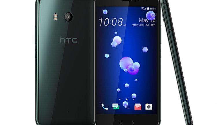 13. HTC U11 
Може да ви се струва, че HTC позалезе като производител през последните години - и в известен смисъл сте прави. Но не ги пренебрегвайте, защото може да пропуснете едно от най-интересните нови устройства на 2017 г. - HTC U11. 
Телефонът има много привлекателен дизайн, вертикалните страни на корпуса могат да се програмират, за да изпълняват функции по ваше желание при стискане, а качеството на звука е страхотно. U11 е първият смартфон с чувствителен на стискане - ефект, който после беше добавен към новите устройства на Google Pixel.