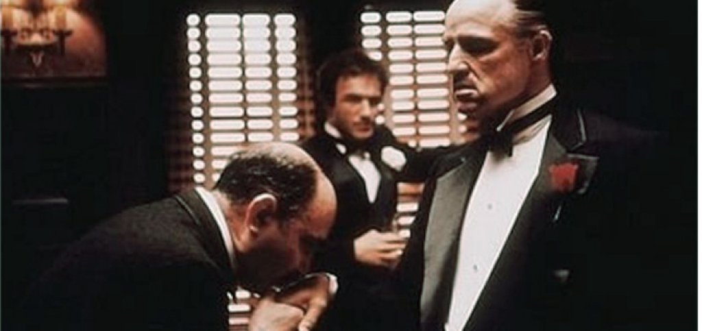 Марлон Брандо прави незабравима роля в „Кръстникът“, а жестът с целуването на ръка се превърна в знак на почит единствено към Кръстника